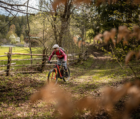 Un mountain biker percorre un trail