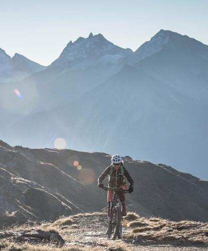 Un biker in un paesaggio montano estivo.