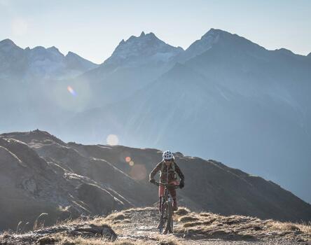 Un biker in un paesaggio montano estivo.