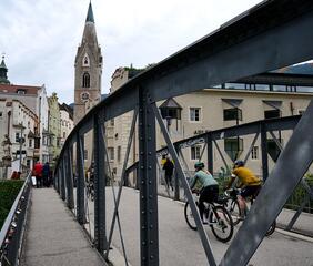 Zwei Radfahrer fahren durch die Brixner Altstadt