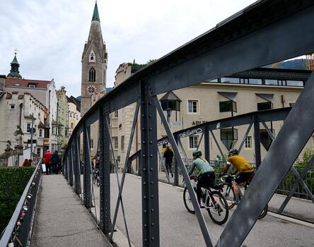 Due ciclisti attraversano il centro storico di Bressanone