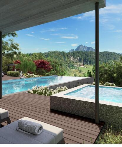 Piscina esterna con lettini; vista su giardino, bosco e montagne sotto un cielo azzurro.
