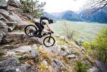 Ein Mountainbiker fährt einen Trail bergab