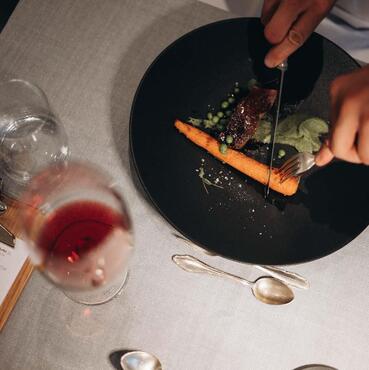 Ein Fleischgericht im Design Hotel Tyrol