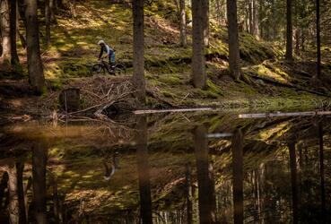 Ein Mountainbiker fährt einen Trail