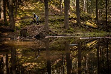 Un mountain biker percorre un trail