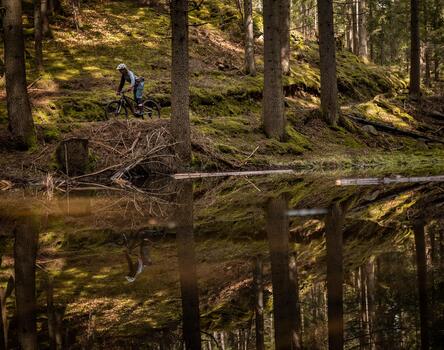 Un mountain biker percorre un trail
