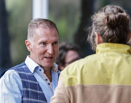 Due uomini alla festa per il 25° anniversario di Bikehotels Südtirol