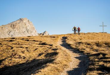 Due mountain biker percorrono un trail a Pralongià in Alta Badia