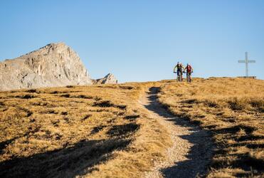 Due mountain biker percorrono un trail a Pralongià in Alta Badia