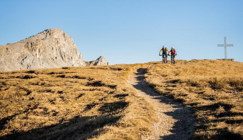 Due mountain biker percorrono un trail a Pralongià in Alta Badia