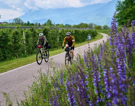 Zwei Mountainbiker in den Dolomiten