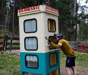 Ein Mann schaut durch das Fenster einer kleinen Restaurantkabine