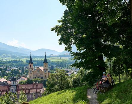 Due mountain biker guardano una chiesa