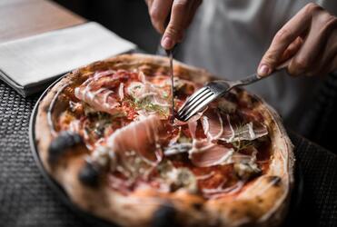 Nahaufnahme einer Pizza.