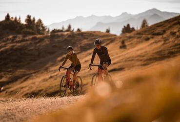 Zwei Mountainbiker im Abendlicht