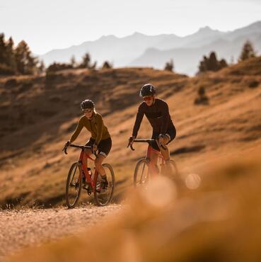 Zwei Mountainbiker im Abendlicht
