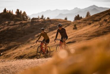 Zwei Mountainbiker im Abendlicht