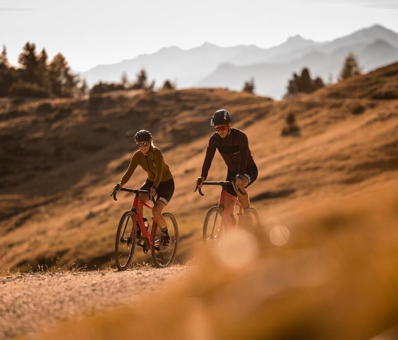 Zwei Mountainbiker im Abendlicht