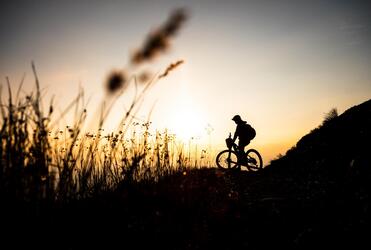 Ein Mountainbiker bei Sonnenuntergang