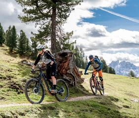 Due mountain biker percorrono un trail