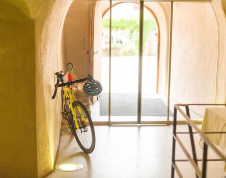 Ein Rennrad geparkt in einem Eingangsbereich