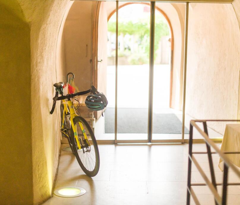 Una bici da corsa è parcheggiata nell’ingresso