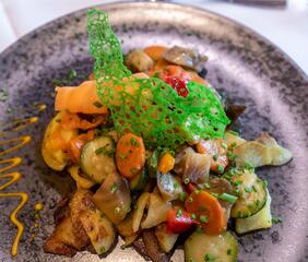 Un piatto con verdure