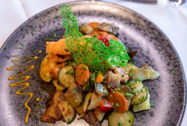 Un piatto con verdure