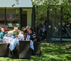 Ciclisti si godono una birra insieme all’Hotel Ganischgerhof