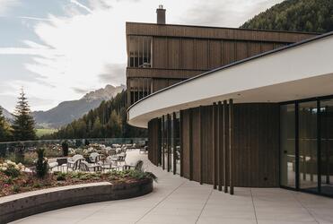 Ciclisti si godono una birra insieme all’Hotel Ganischgerhof