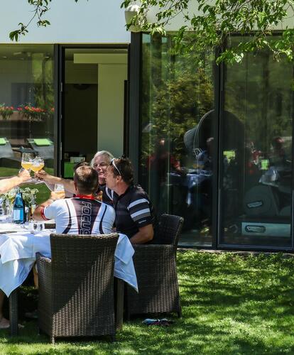 Ciclisti si godono una birra insieme all’Hotel Ganischgerhof