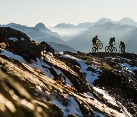 Drei Fahrradfahrer sind in den Bergen unterwegs
