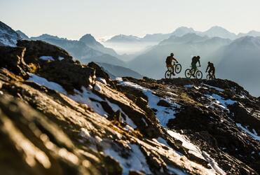 Tre ciclisti sono in giro tra le montagne