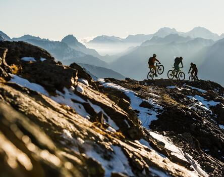 Tre ciclisti sono in giro tra le montagne