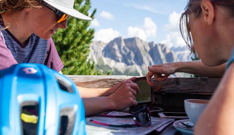 Zwei Frauen schauen sich eine Karte auf dem Smartphone an