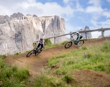 Zwei Frauen fahren mit ihrem Mountainbike ein Trail