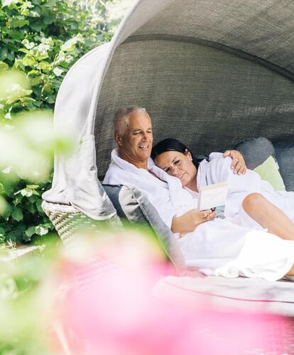 Un uomo e una donna si rilassano su un lettino